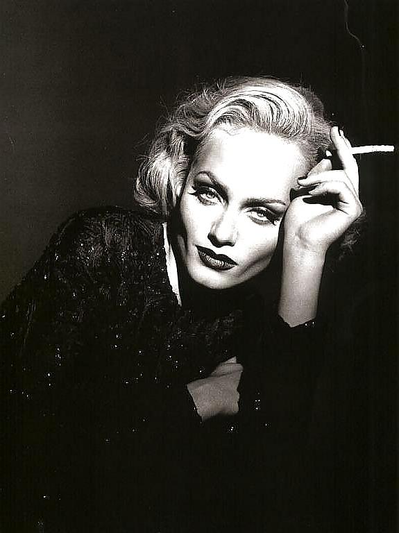 25P Beautiful Women Smoking B&W 003