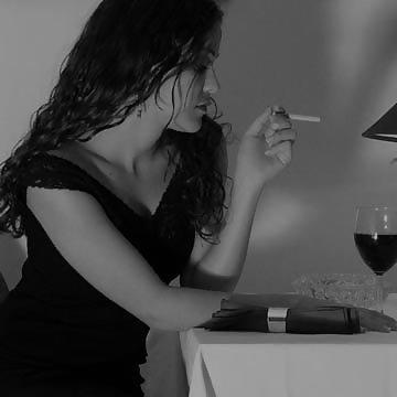 25P Beautiful Women Smoking B&W 007