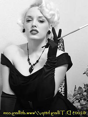 25P Beautiful Women Smoking B&W 007