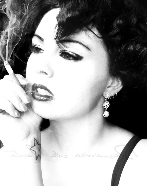 25P Beautiful Women Smoking B&W 009