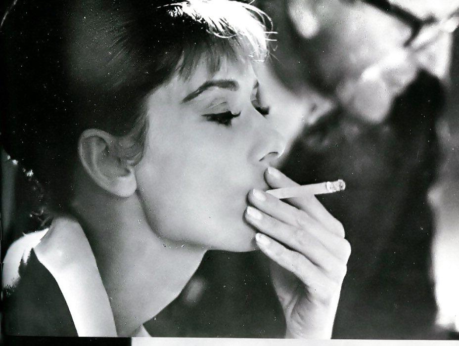 25P Beautiful Women Smoking B&W 009