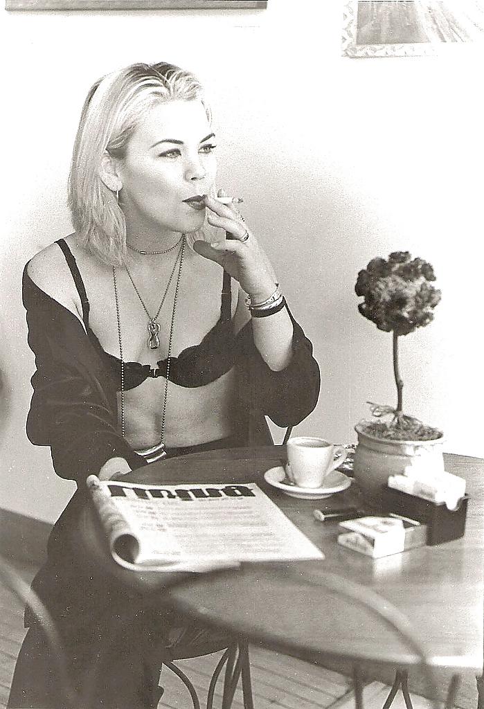 25P Beautiful Women Smoking B&W 009