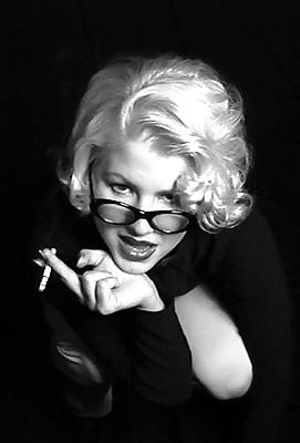 25P Beautiful Women Smoking B&W 004