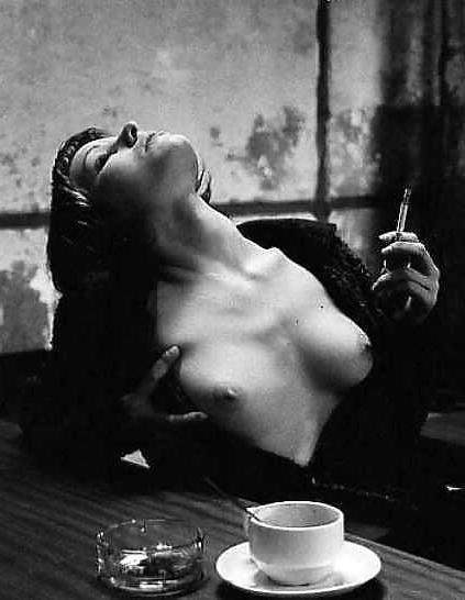 25P Beautiful Women Smoking B&W 004