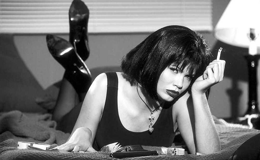 25P Beautiful Women Smoking B&W 004