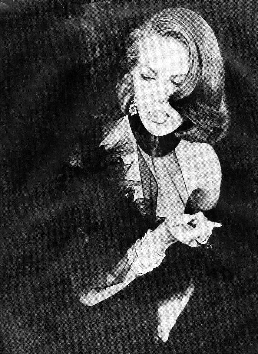 25P Beautiful Women Smoking B&W 004