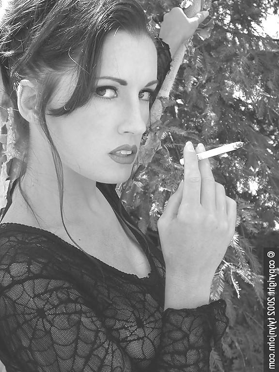 25P Beautiful Women Smoking B&W 004
