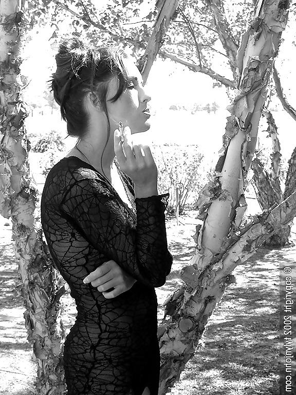 25P Beautiful Women Smoking B&W 004