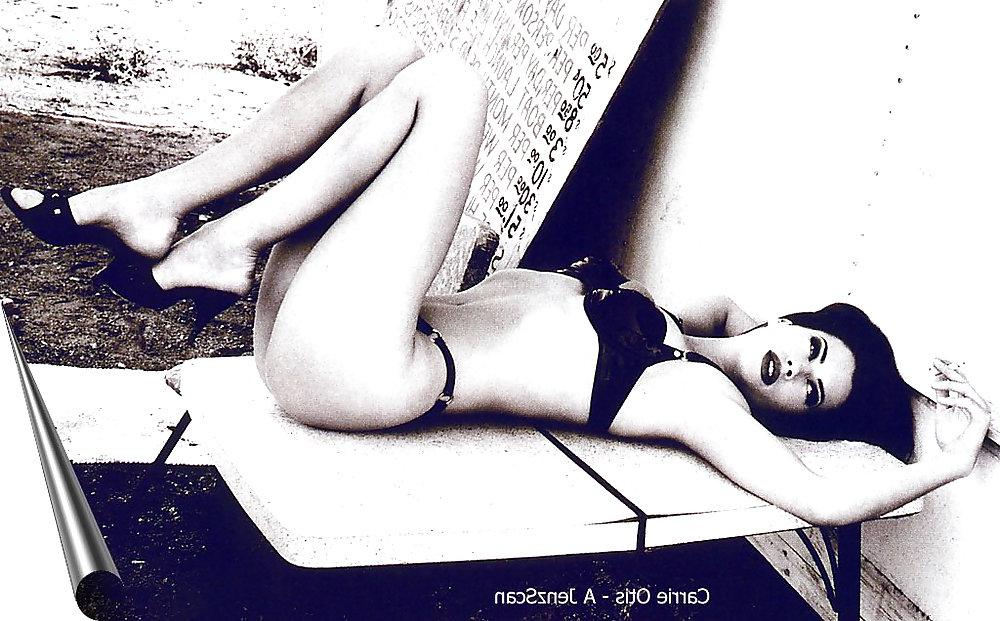 25P Beautiful Women Smoking B&W 004