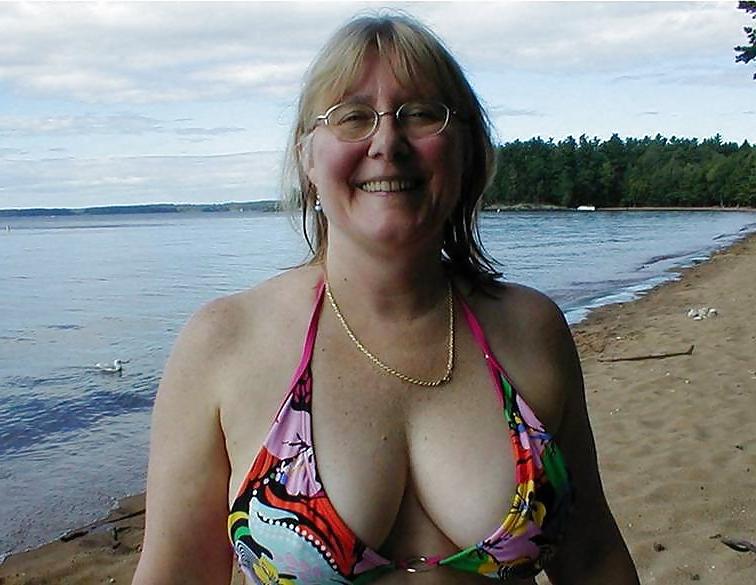 20P Older women in bikini. (most saggy tits).
