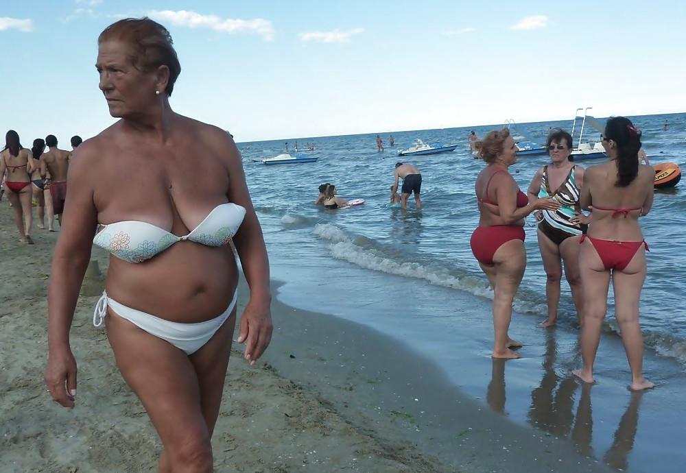 20P Older women in bikini. (most saggy tits).