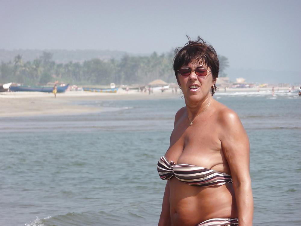 20P Older women in bikini. (most saggy tits).