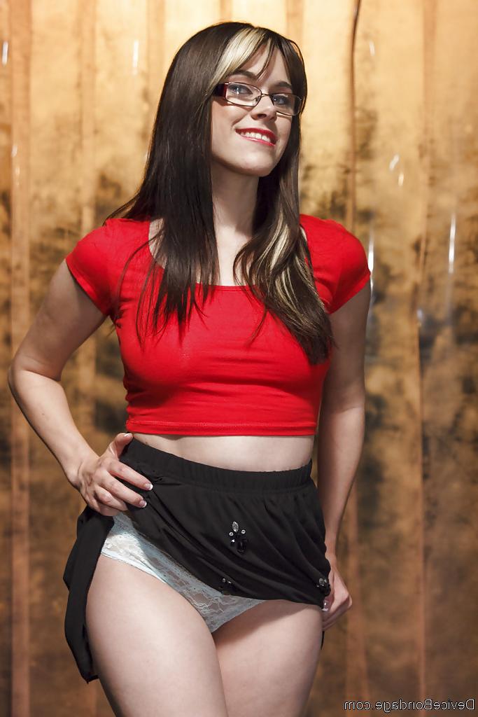 16P Nerdy teen Katt Anomia orgasms while getting fucked by machine