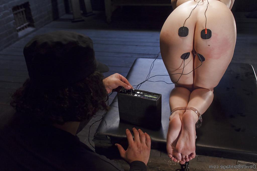 16P Nerdy teen Katt Anomia orgasms while getting fucked by machine