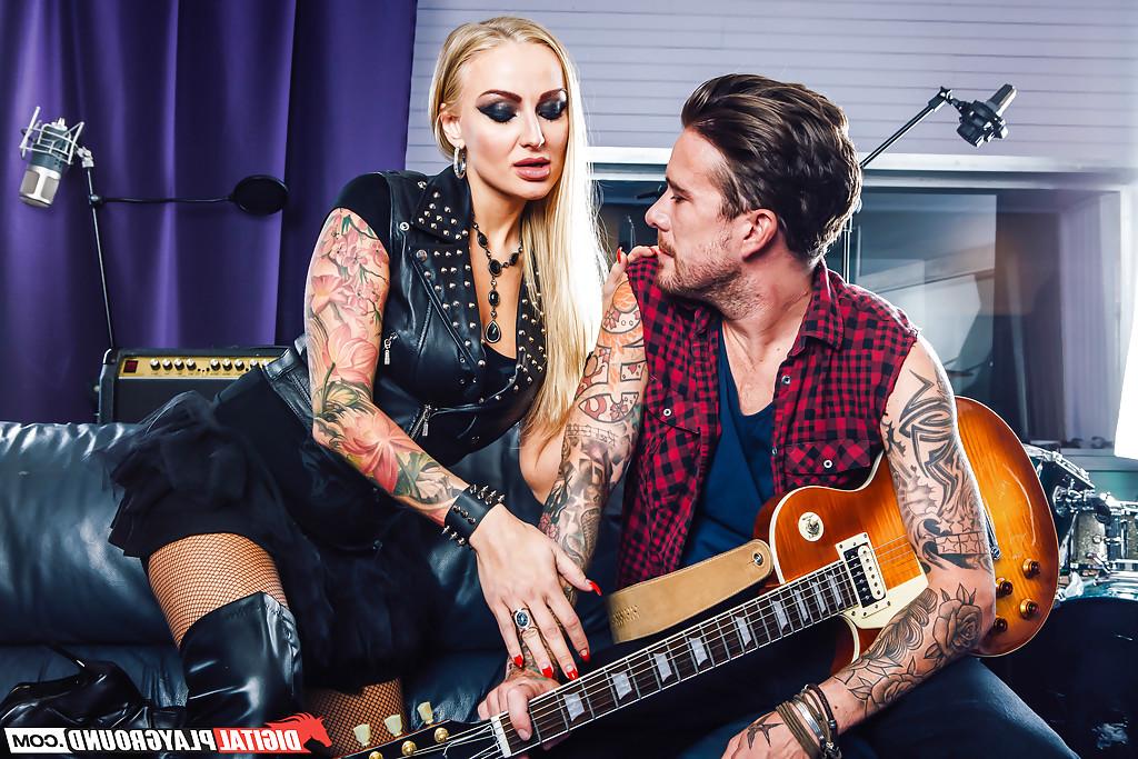 16P Tattooed MILF Kayla Green having sex on leather couch in stripper boots
