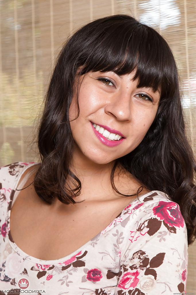 16P Das reife Latina-Model Vivi Marie befreit ihre haarige Muschi aus durchsichtiger Unterwäsche