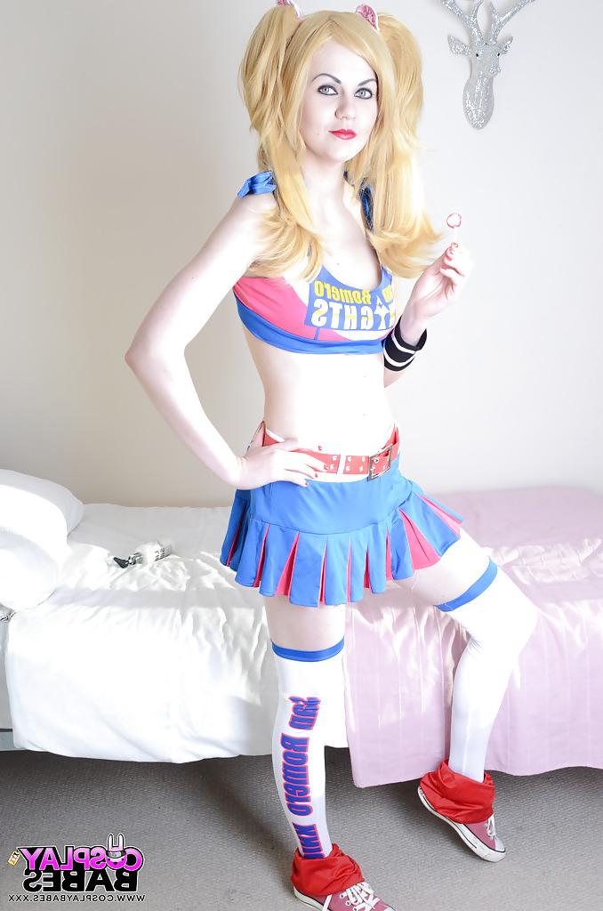16P Blonde cosplay cutie Tina Fay masturbating shaved vagina with lollipop