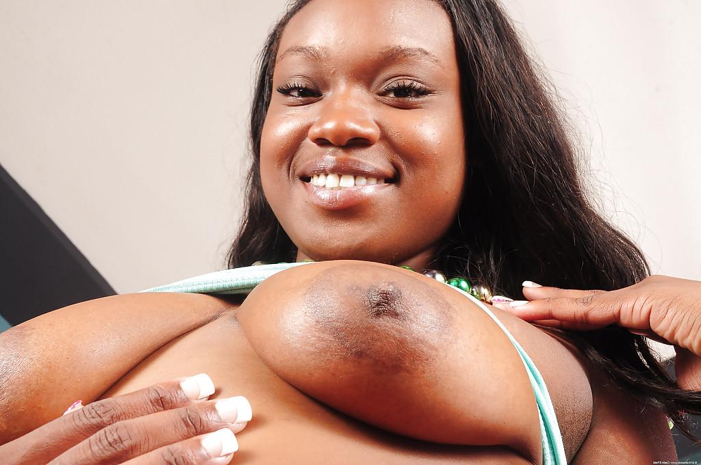 16P Amateur black model Lyric displaying pink vagina after undressing