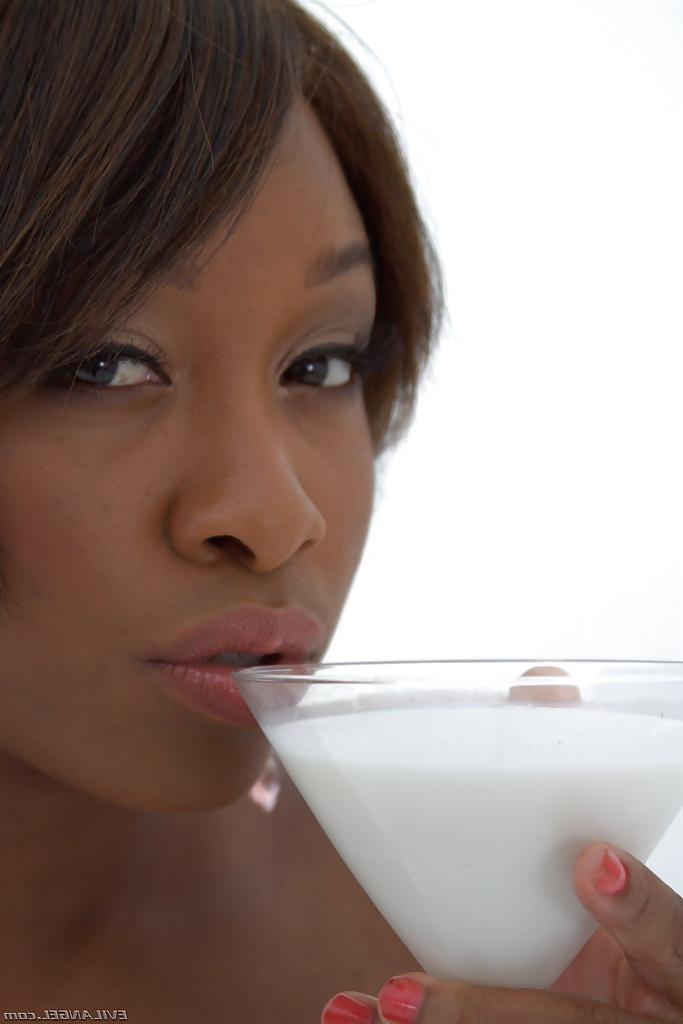 16P Voluptuous ebony MILF on high heels Imani Rose having some milk fun