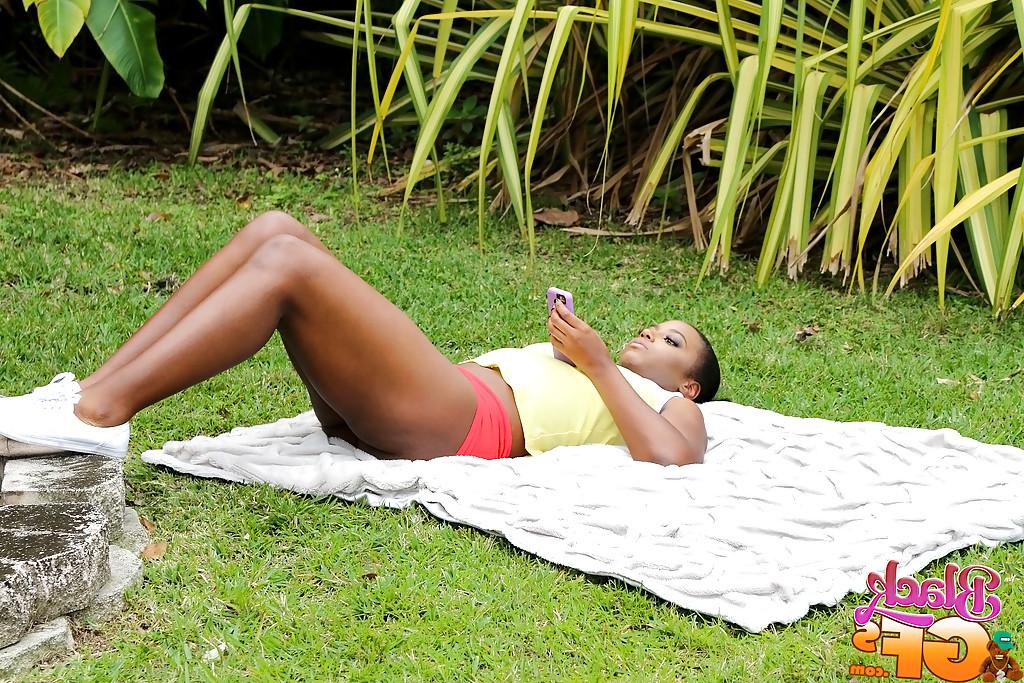 15P Afrikan amateur Eva Quinn revealing huge natural boobs outdoors on lawn