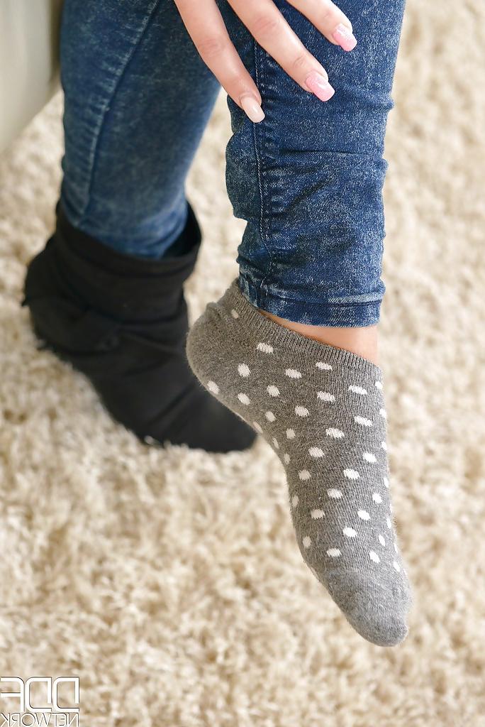 16P Topless hottie Onyx Viper removes boots to show off cute socks