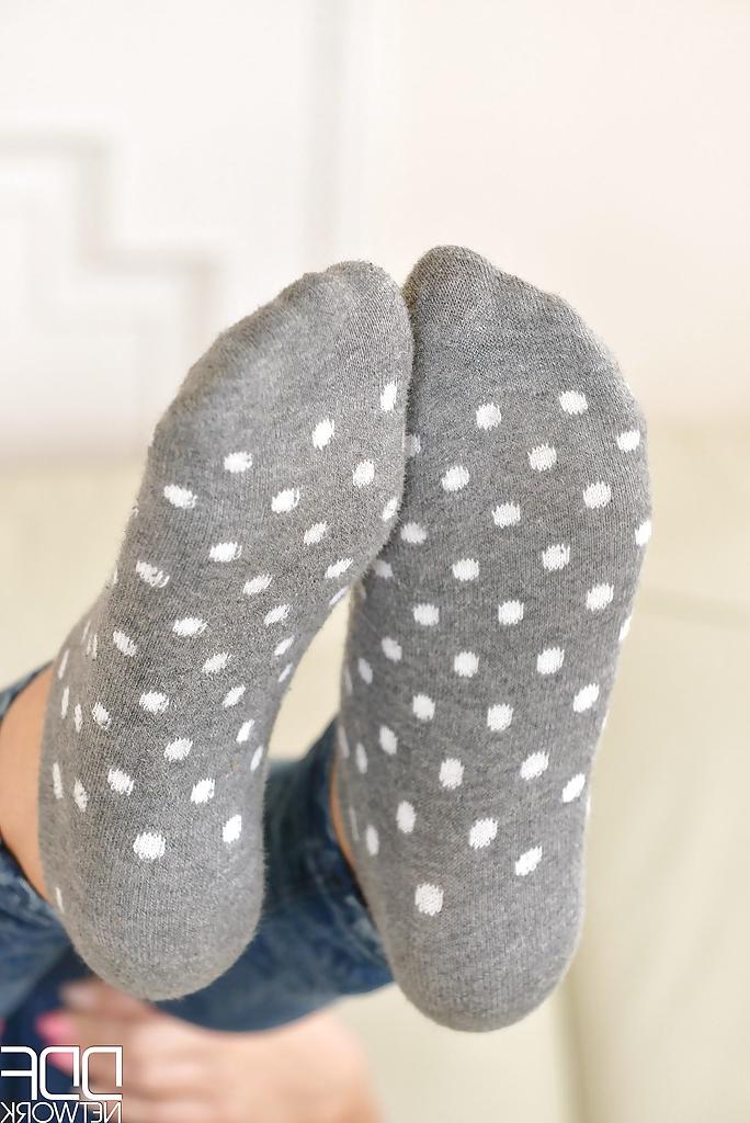 16P Topless hottie Onyx Viper removes boots to show off cute socks