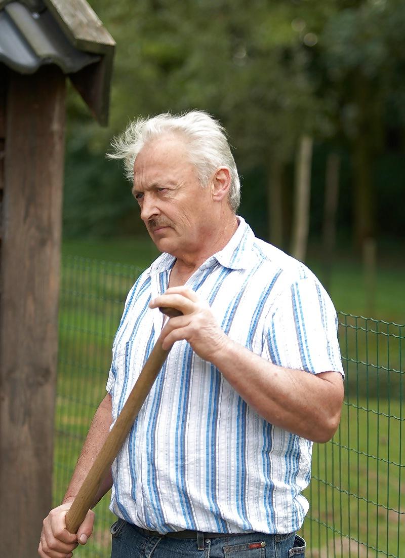 14P Daugther helps farther in the garden