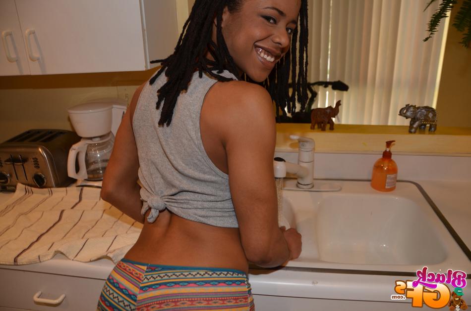 16P With such an enticing ass you could watch ebony Kira Noir all day long