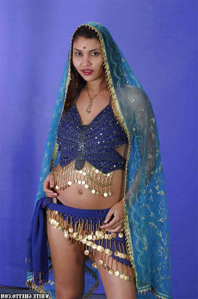 16P Sexy indian babe on high heels slowly uncovering her tempting curves