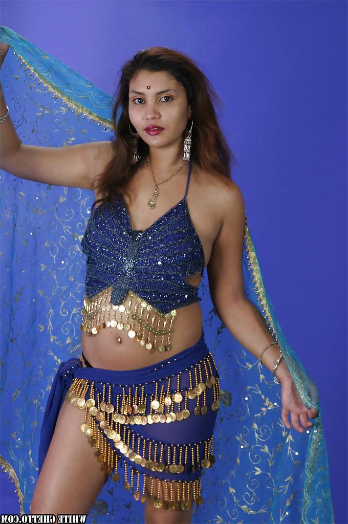 16P Sexy indian babe on high heels slowly uncovering her tempting curves