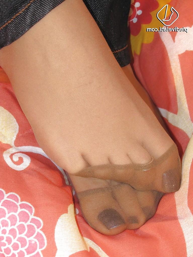 16P Amazing brunette babe Valentina showing her stunning feet and legs