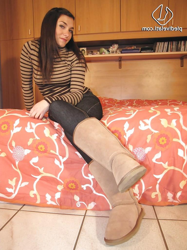 16P Amazing brunette babe Valentina showing her stunning feet and legs