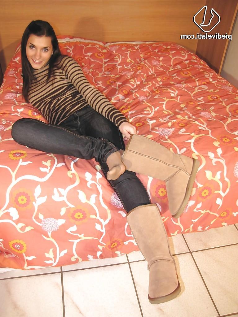 16P Amazing brunette babe Valentina showing her stunning feet and legs