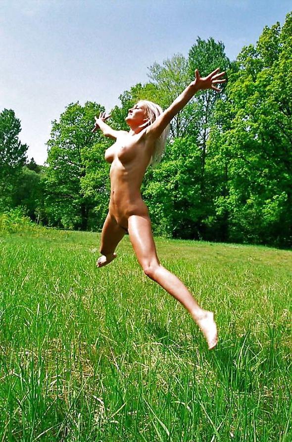 25P GIRLS RUNNING & jUMPING TITS GO FLYING