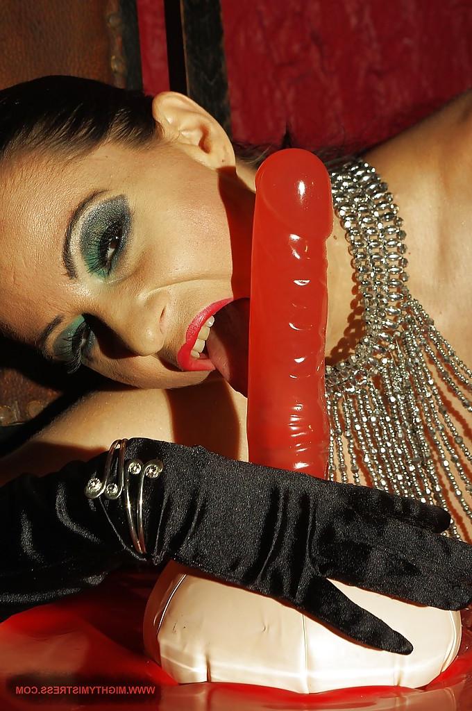 16P Voluptuous fetish lady in latex thigh boots masturbating her trimmed cunt