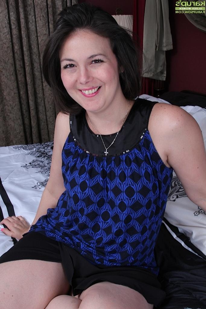 16P Older plumper Penny Prite unveiling tiny tits before masturbating bald cunt