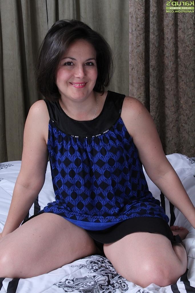 16P Older plumper Penny Prite unveiling tiny tits before masturbating bald cunt
