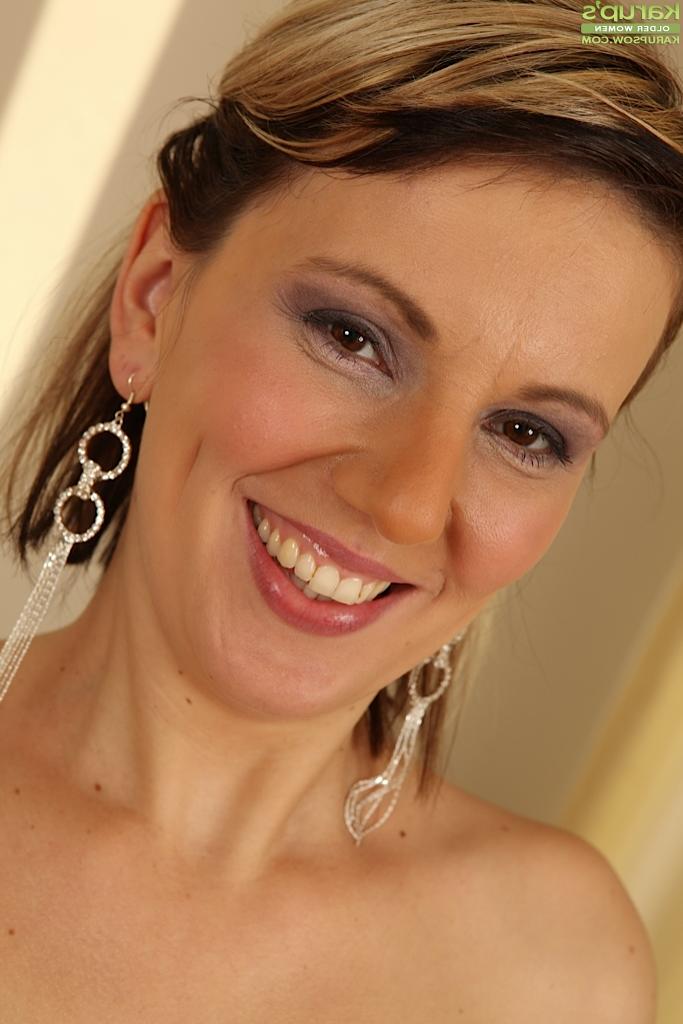 16P Nahaufnahme der Masturbationsszene mit dem reifen Luder Luci Angel mit großen Titten