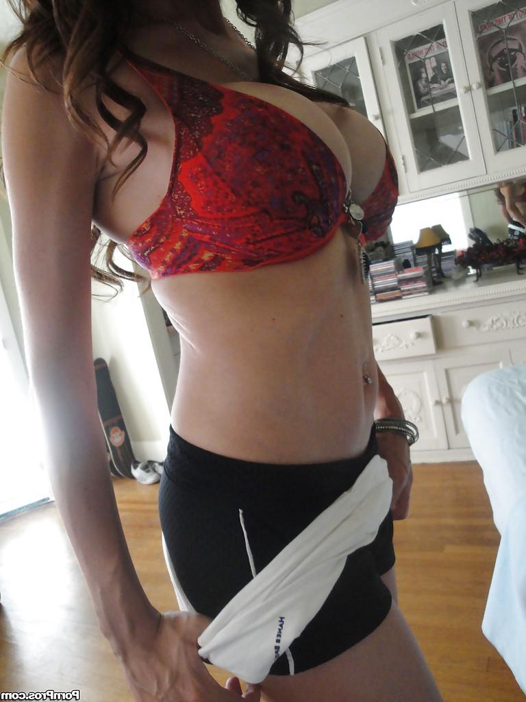 16P MILF babe McKenzie Lee strips for a massage and shows her cunt