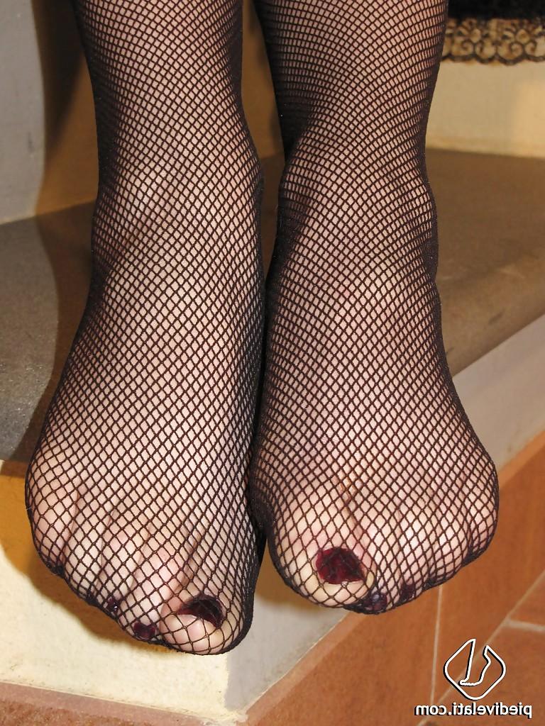 16P Brunette bich Lolo has her little feet in sexy looking pantyhose