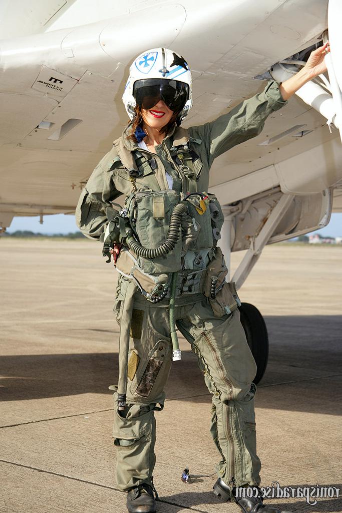 15P Skillful pilot Roni showing big boobs and masturbating on the plane