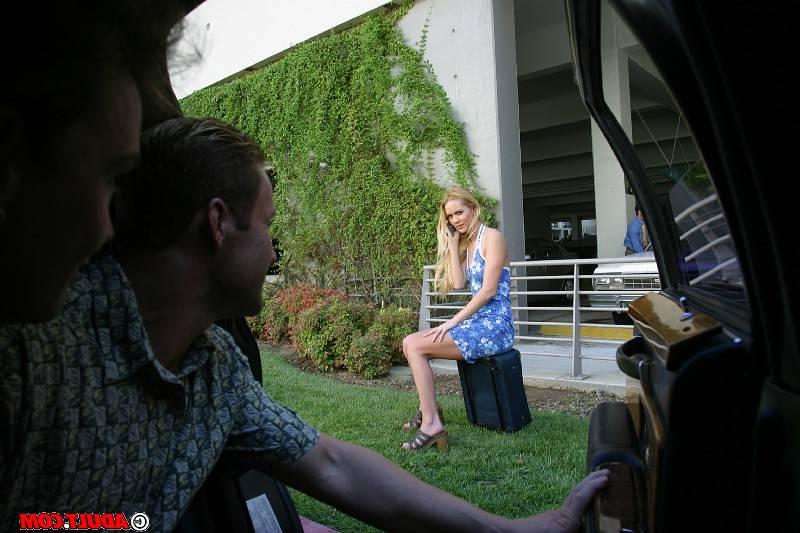 16P Chippy blonde amateur serves two stiff dongs at the limo's back seat