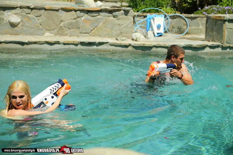 16P Playful blonde vixen has some kissing and humping fun in the pool