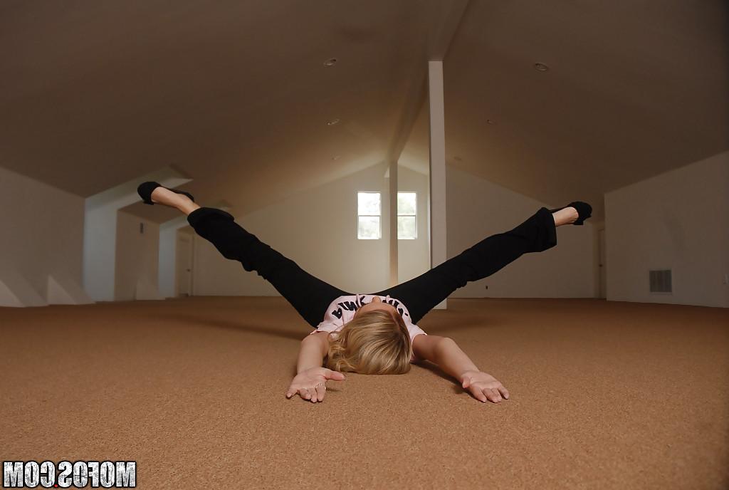 16P Die flexible Amateurin Scarlett Fay zieht sich aus und masturbiert ihren rasierten Schlitz