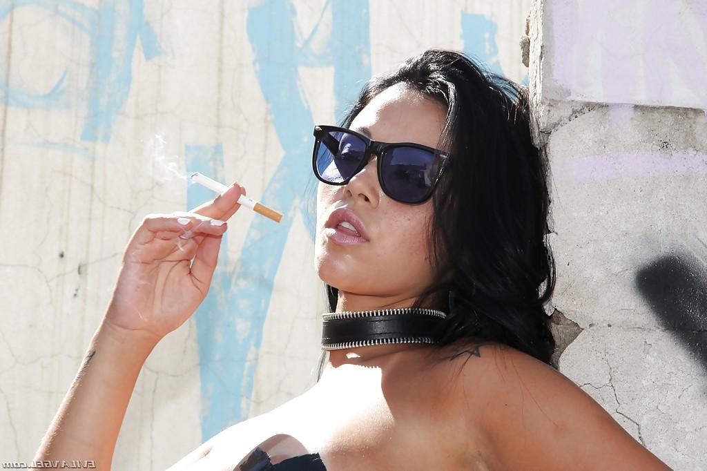 16P Bootylicious latina babe in sunglasses taking off her pants outdoor