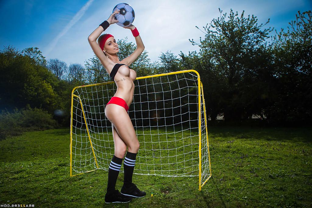 16P Erica Fontes is showing off with her girlfriend while playing soccer