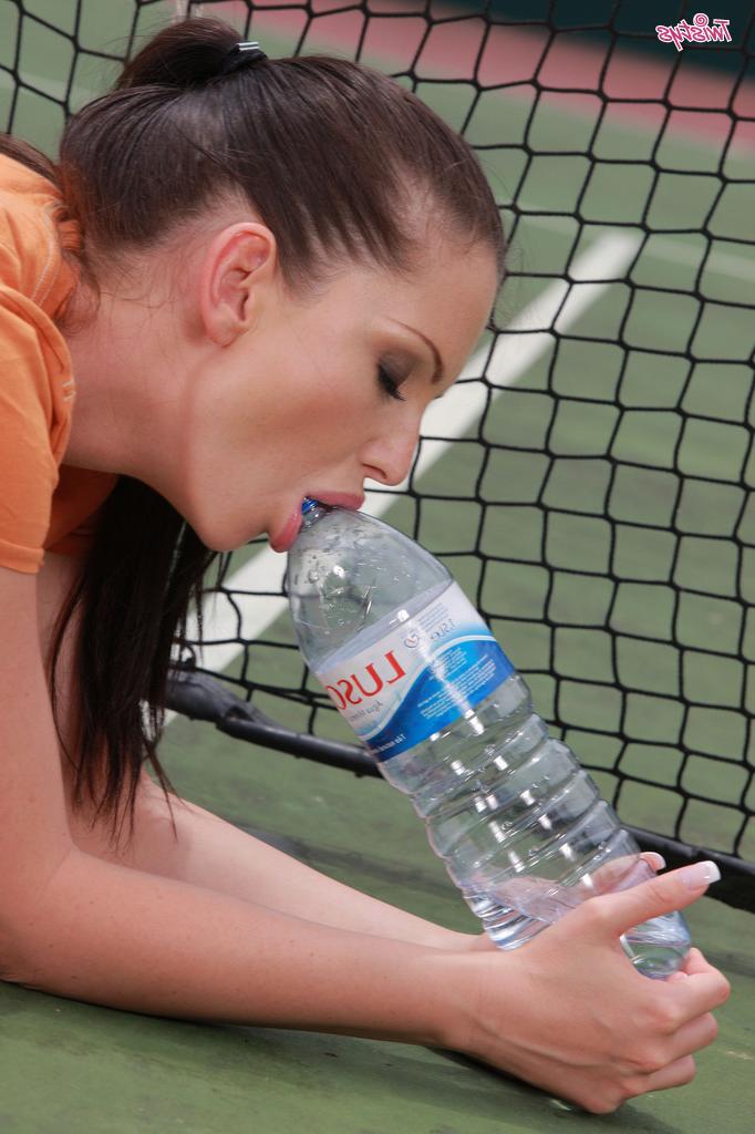 16P Sports MILF Sandra Shine strips while playing tennis and masturbates