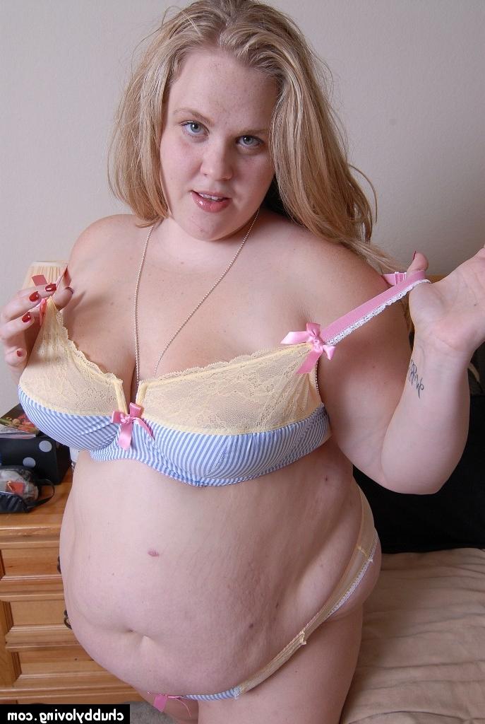 16P Close ups of blonde SSBBW Christina letting her big saggy boobs loose