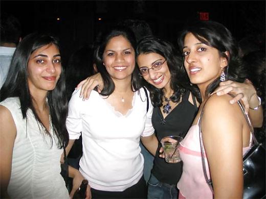 20P Indian Girls Pics Taken In a Bangalore Pub