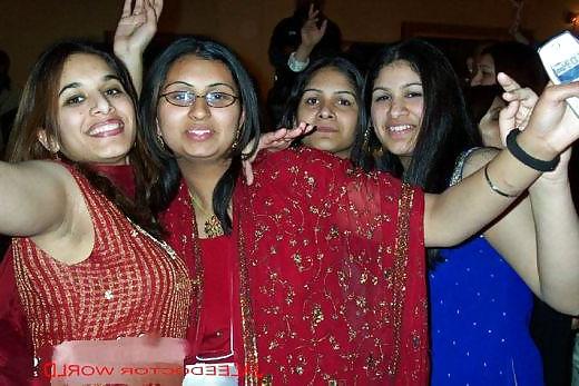20P Indian Girls Pics Taken In a Bangalore Pub